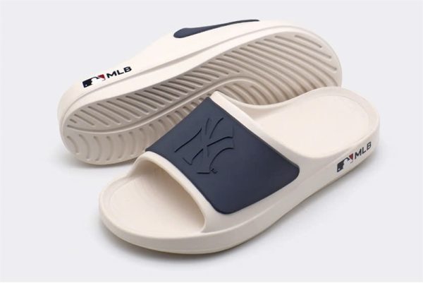 DÉP MLB NỘI ĐỊA QUAI CAO SU KEM LOGO NY XANH (SS23TT001)