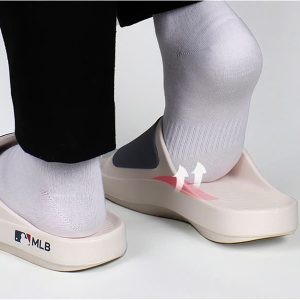 DÉP MLB NỘI ĐỊA QUAI CAO SU KEM LOGO NY XANH (SS23TT001)