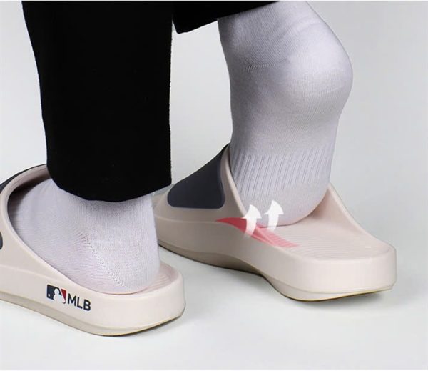 DÉP MLB NỘI ĐỊA QUAI CAO SU KEM LOGO NY XANH (SS23TT001)