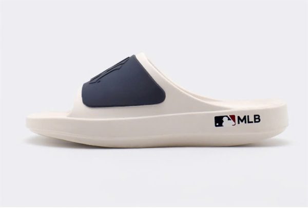 DÉP MLB NỘI ĐỊA QUAI CAO SU KEM LOGO NY XANH (SS23TT001)