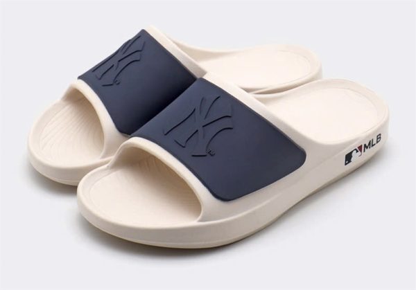 DÉP MLB NỘI ĐỊA QUAI CAO SU KEM LOGO NY XANH (SS23TT001)
